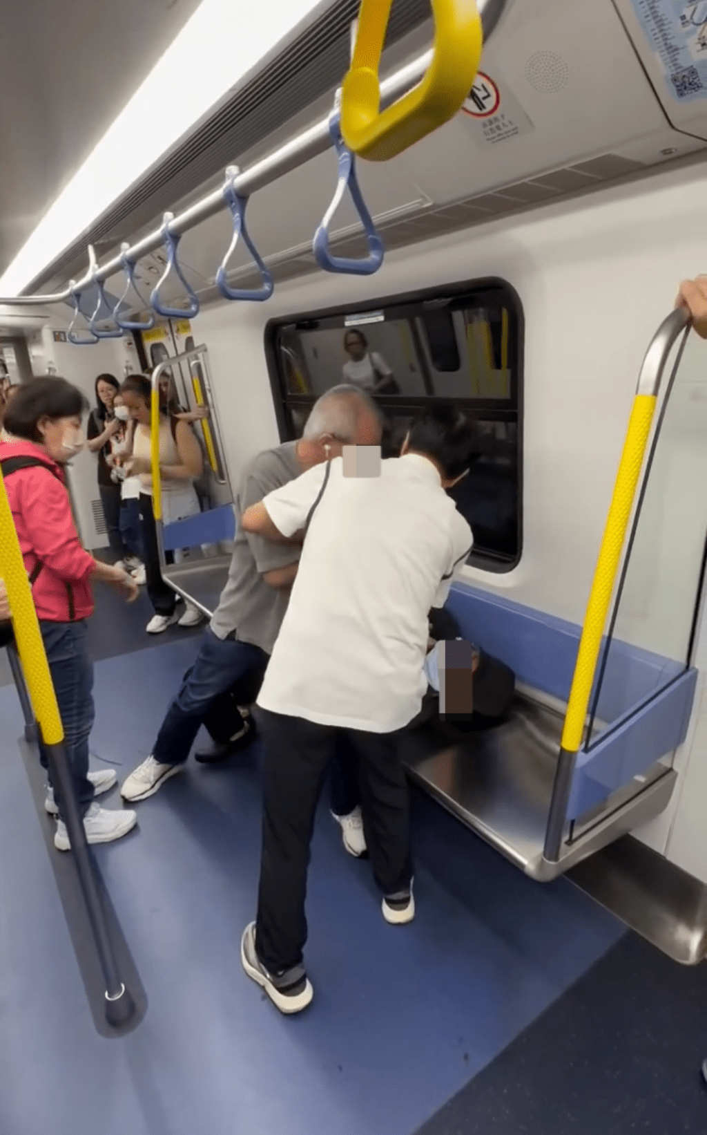 有其他乘客上前勸諭兩人停止。Facebook 車cam L(香港群組)影片截圖 有其他乘客上前勸諭兩人停止。Facebook 車cam L(香港群組)影片截圖