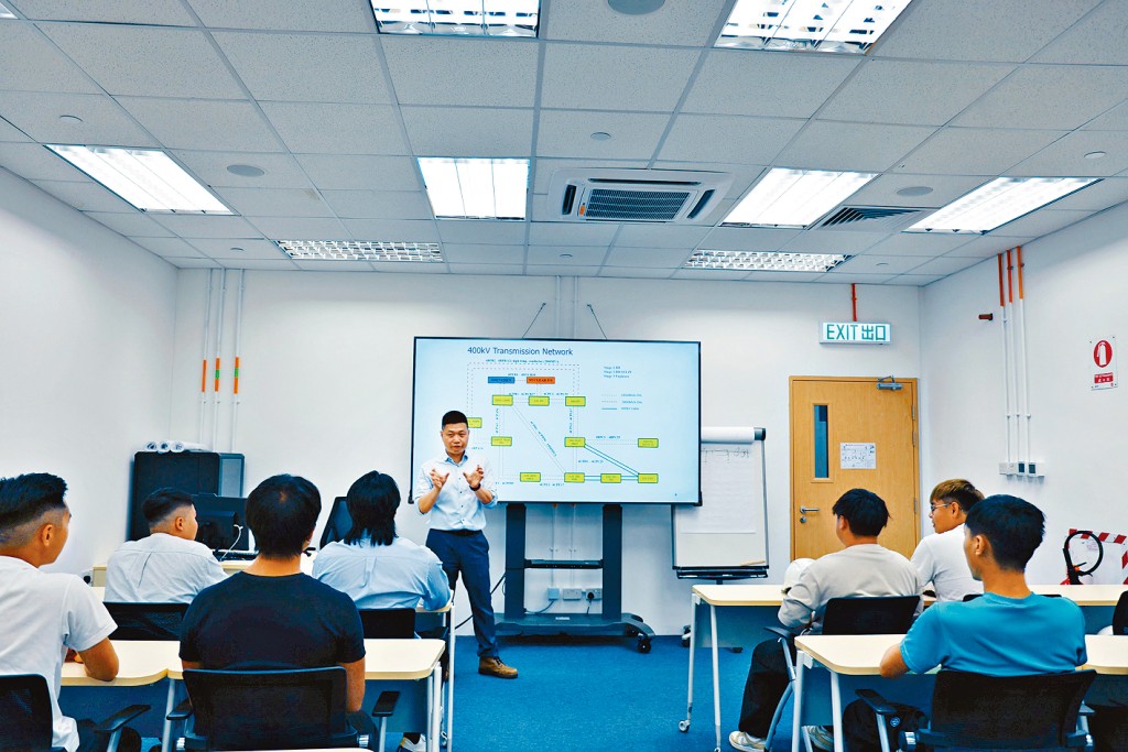 中電學院為在職人士提供「向上流」的學習階梯。