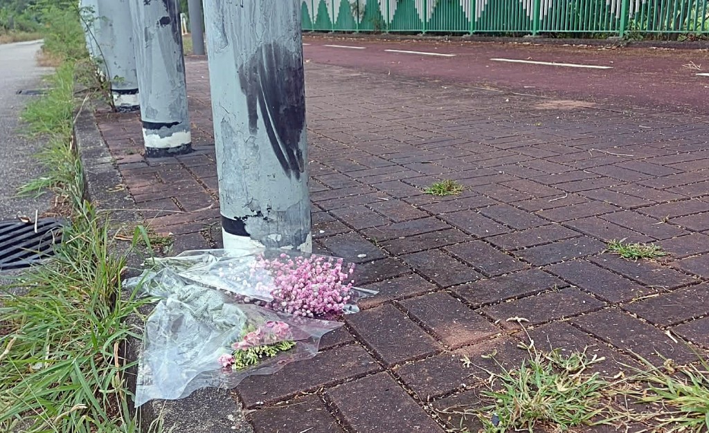 再有市民在出事現場獻花。
