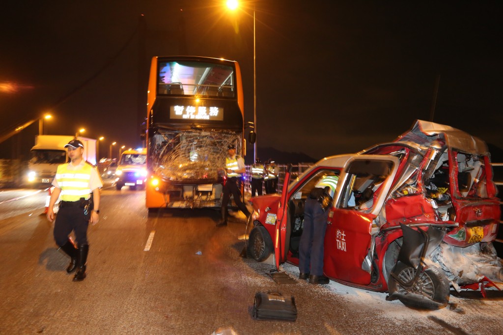 的士疑懷車停在慢線，巴士收掣不及猛撞車尾。