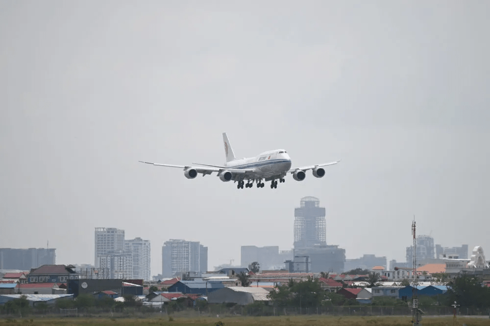 當地時間17日11時05分許,國家主席習近平乘坐的專機降落柬埔寨金邊國際機場。 新華社 當地時間17日11時05分許,國家主席習近平乘坐的專機降落柬埔寨金邊國際機場。 新華社