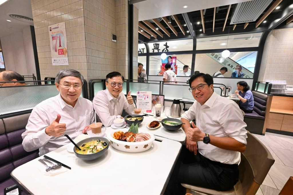 政務司副司長卓永興聯同財政司副司長黃偉綸、律政司副司長張國鈞，齊齊到上環一家茶餐廳開餐，享用全單七一折的港式茶記美食。卓永興FB圖片