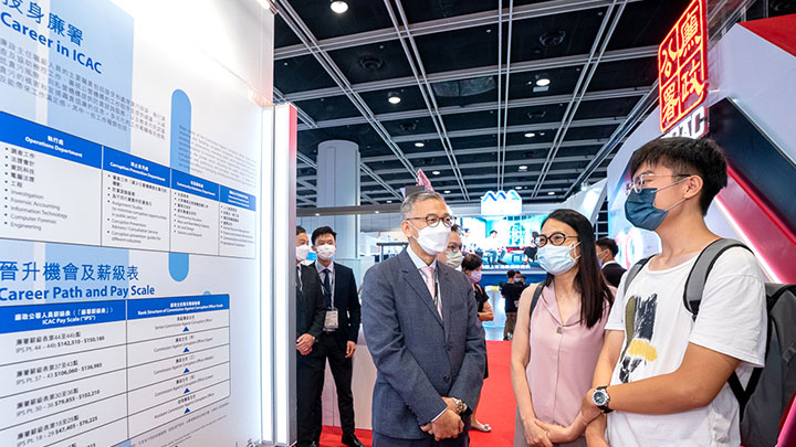 廉政專員胡英明於廉署攤位與參觀人士交流。廉署圖片