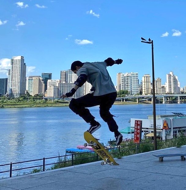 邕聖祐努力學習踩板。