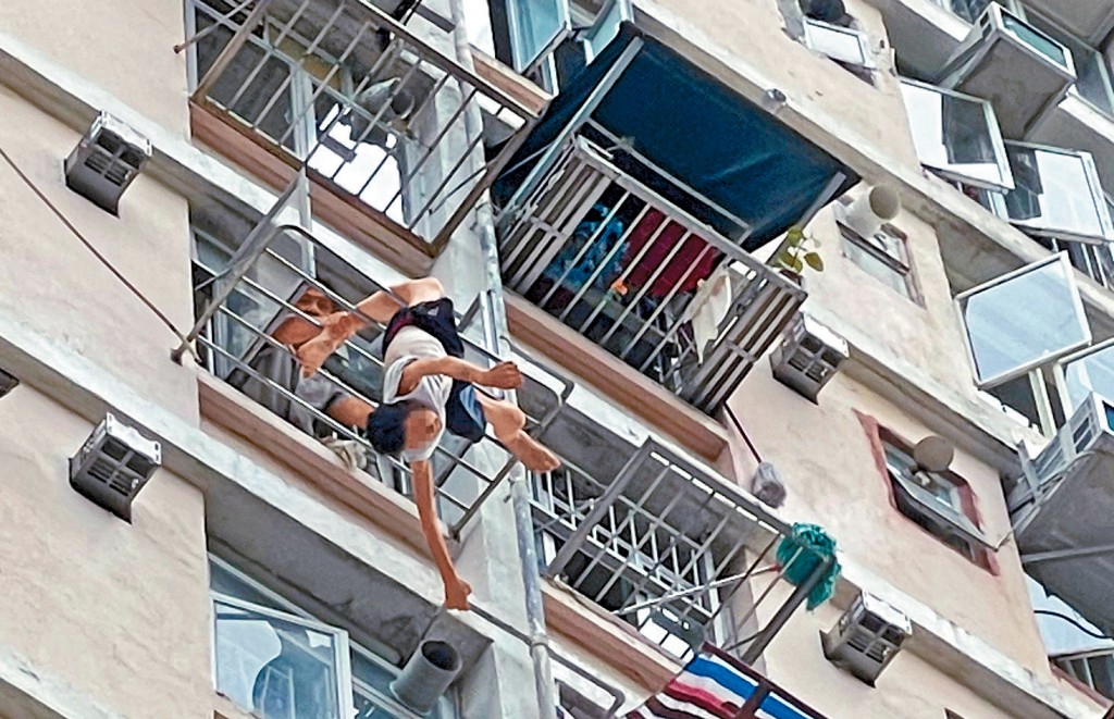 陆先生拼命捉紧倒竖葱「吊吊揈」马翁的一只脚，场面触目惊心。