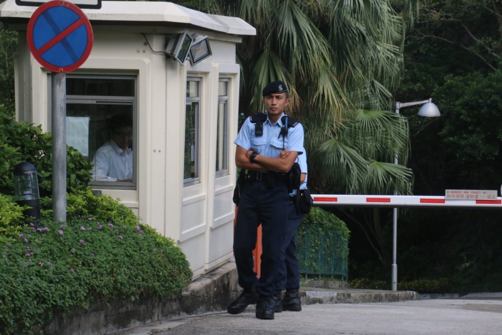 警方事後重返現場附近及鄰近屋苑巡邏搜索。讀者提供