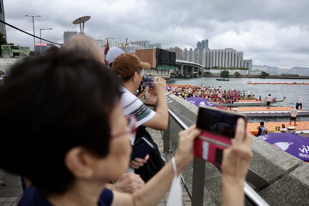 不少市民及游客到场围观比赛，亦有摄影发烧友提早「霸位」。刘骏轩摄