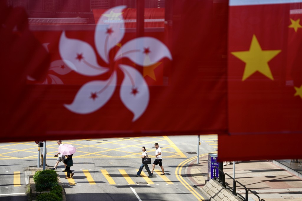 為慶祝中華人民共和國成立74周年，本港各地主要道路街巷紛紛懸掛起五星紅旗和特區區旗。蘇正謙攝