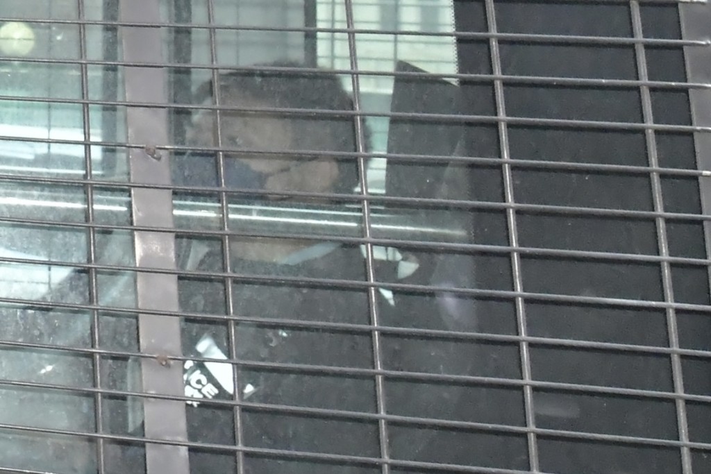 疑似載有被告的警車駛入九龍城裁判法院。陳極彰攝