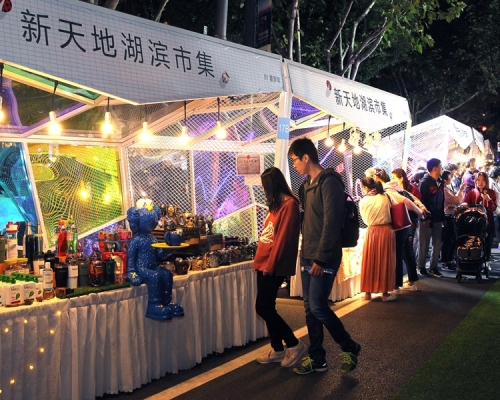 遊客遊覽上海新天地夜市。新華社