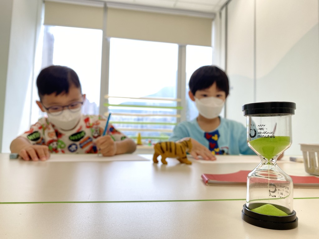 听完故事，小朋友须于五分钟内设计小内裤。Lydia放了一个沙漏计时器在枱上，不时提醒在限时内完成。特别在最后两分钟，以及最后十秒又「报时」一次，令学生习惯面试时须限时完成活动。