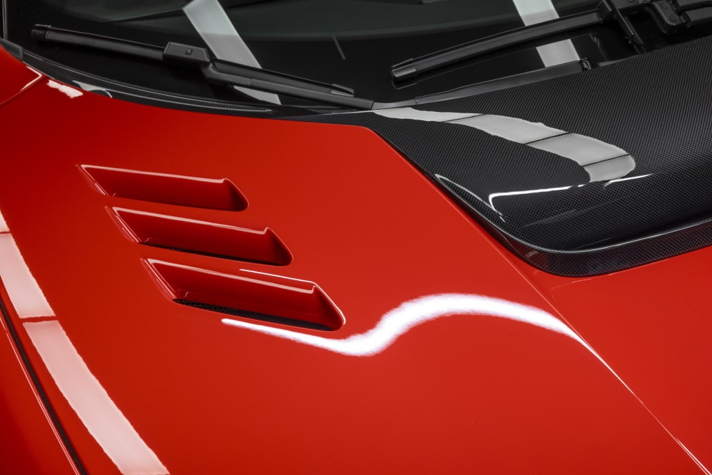 法拉利Ferrari 296 Speciale加強版引用了賽車化開孔式車頭蓋設計。