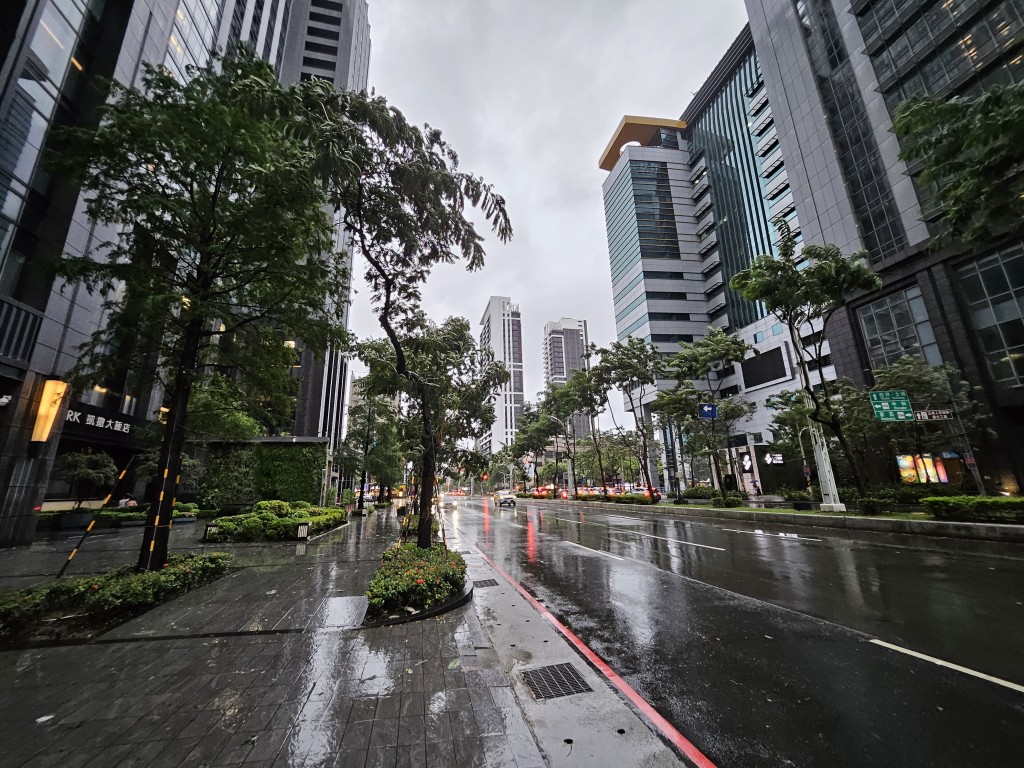 台湾现时风雨交加。