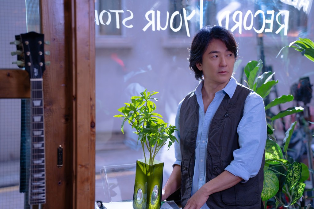 MV中Feanna無意中走進了一間黑膠唱片店，並遇上了由伊健飾演的店老闆。