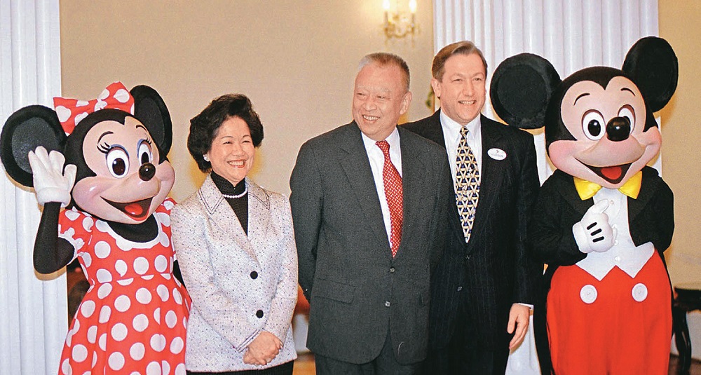 1999年-港府與華特迪士尼簽定投資協議，在大嶼山建迪士尼樂園。