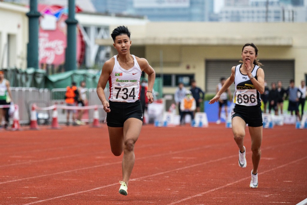 羅芷元(左)於女子100米封后，相隔三年多再有本地女跑手跑入12秒內。香港田徑總會圖片