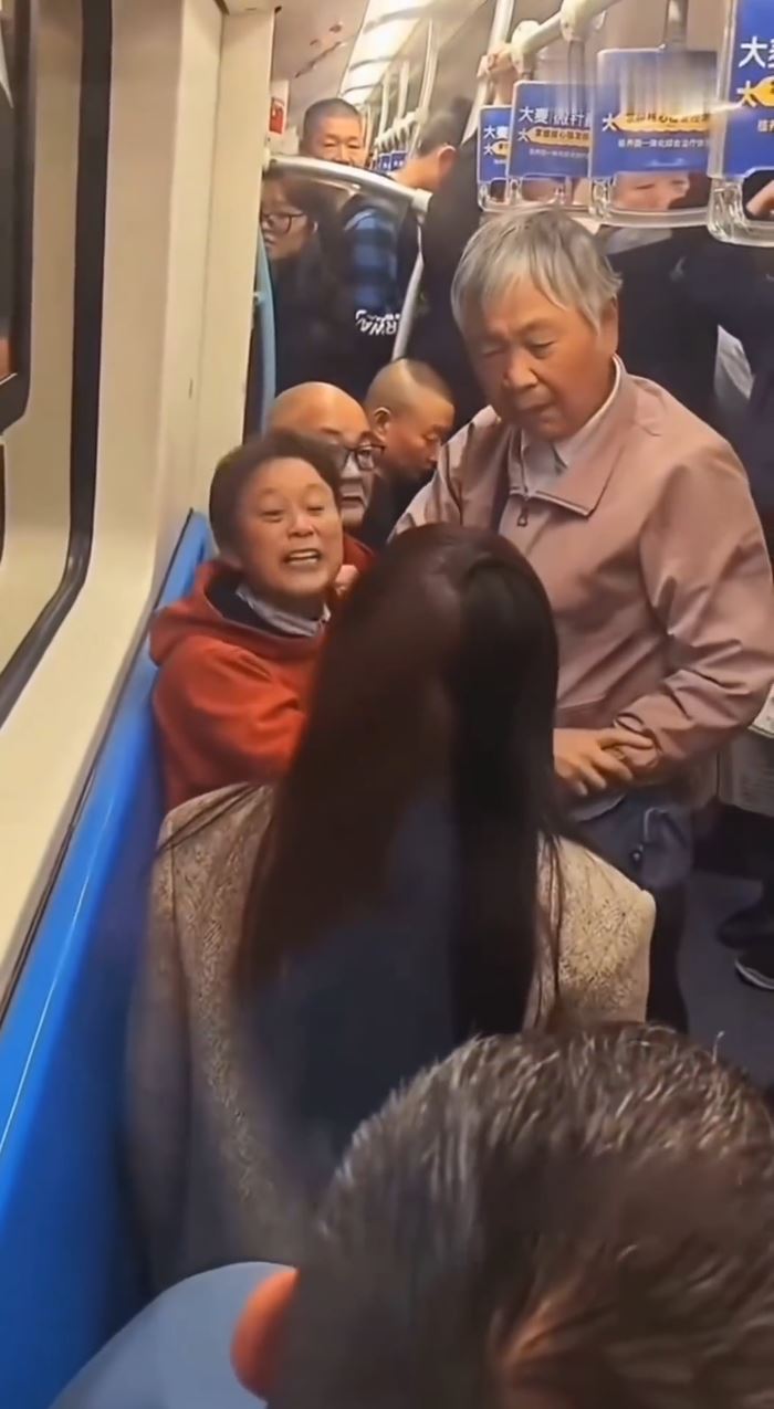 上海2名阿婆争位不遂围殴拒让座女乘客。