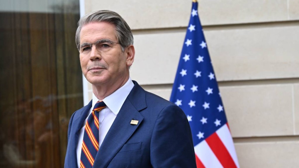 貝森特稱，美國政府可能解除對已在海上的伊朗石油的制裁，以增加市場供應。（美聯社）