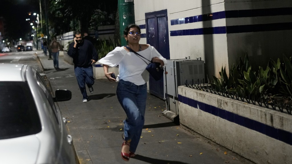 委內瑞拉首都加拉加斯傳出爆炸聲，途人奔跑。 美聯社