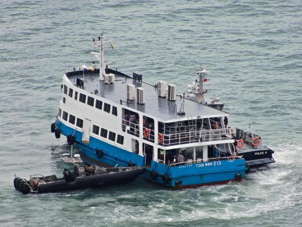 演习模拟一艘载客渡轮与一艘快艇相撞，导致船上多人受伤及有人堕海。水警FB