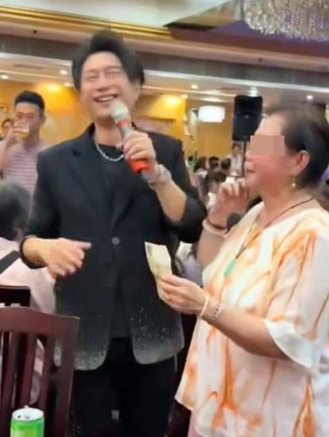 禤振華同阿婆的互動成全城焦點。 禤振華同阿婆的互動成全城焦點。
