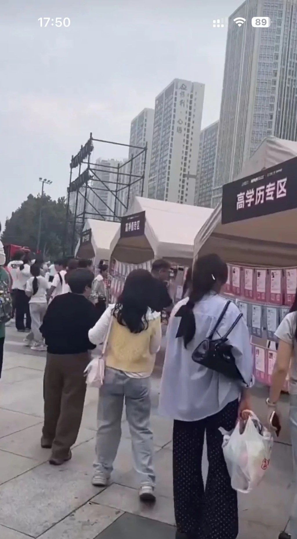 郑州相亲角实行“物理分区”，设“高净值体制”专区惹争议。