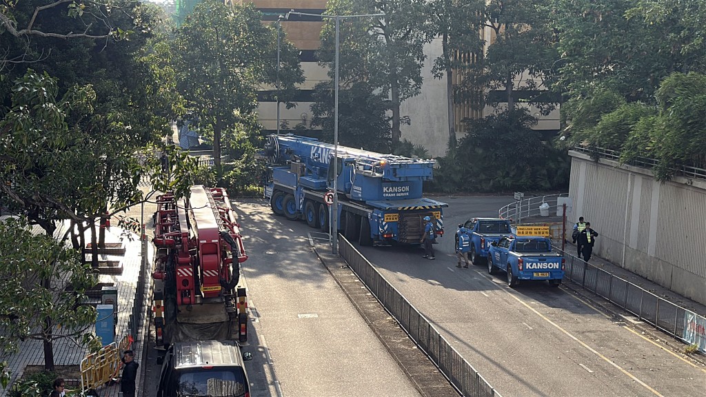 大型吊臂車繼續抵達災場。劉漢權攝