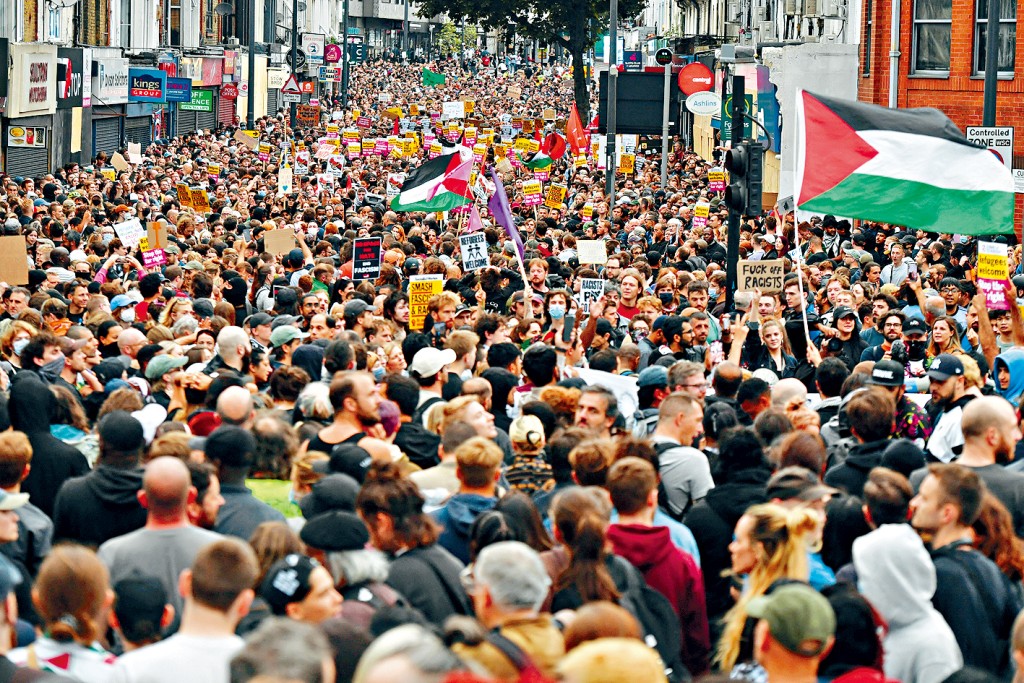 倫敦周三有大批民眾上街抗議那些反移民的種族主義者。