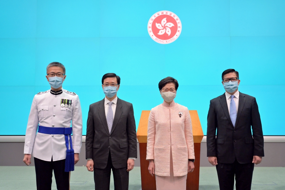 林鄭月娥（右二）、政務司司長李家超（左二）、保安局局長鄧炳強（右一）和警務處處長蕭澤頤（左一）。
