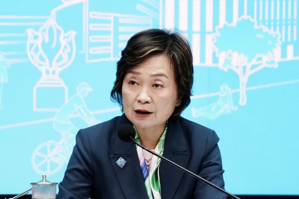 蔡若蓮強調政府在挑選進駐院校時會「擇優而取」,不設硬性名額。 蔡若蓮強調政府在挑選進駐院校時會「擇優而取」,不設硬性名額。