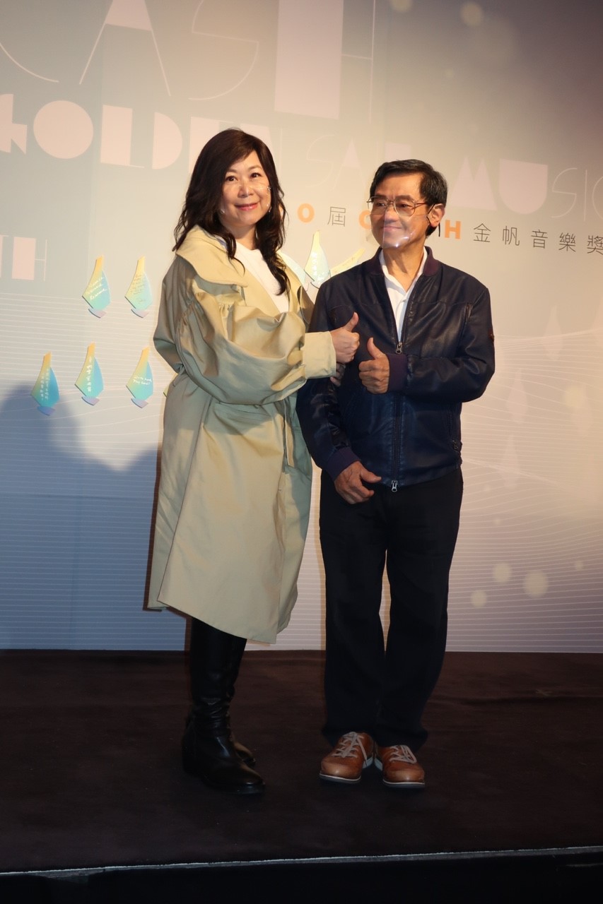 林志美（左）話有興趣擔任歌唱比賽導師。