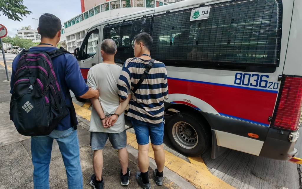 警方聯同入境處人員突擊搜查東九龍區多個罪案黑點,共拘捕20人。警方提供 警方聯同入境處人員突擊搜查東九龍區多個罪案黑點,共拘捕20人。警方提供