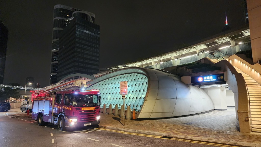 金鐘站南港島線機房「火牛」起火，列車服務未受影響。黎志偉攝