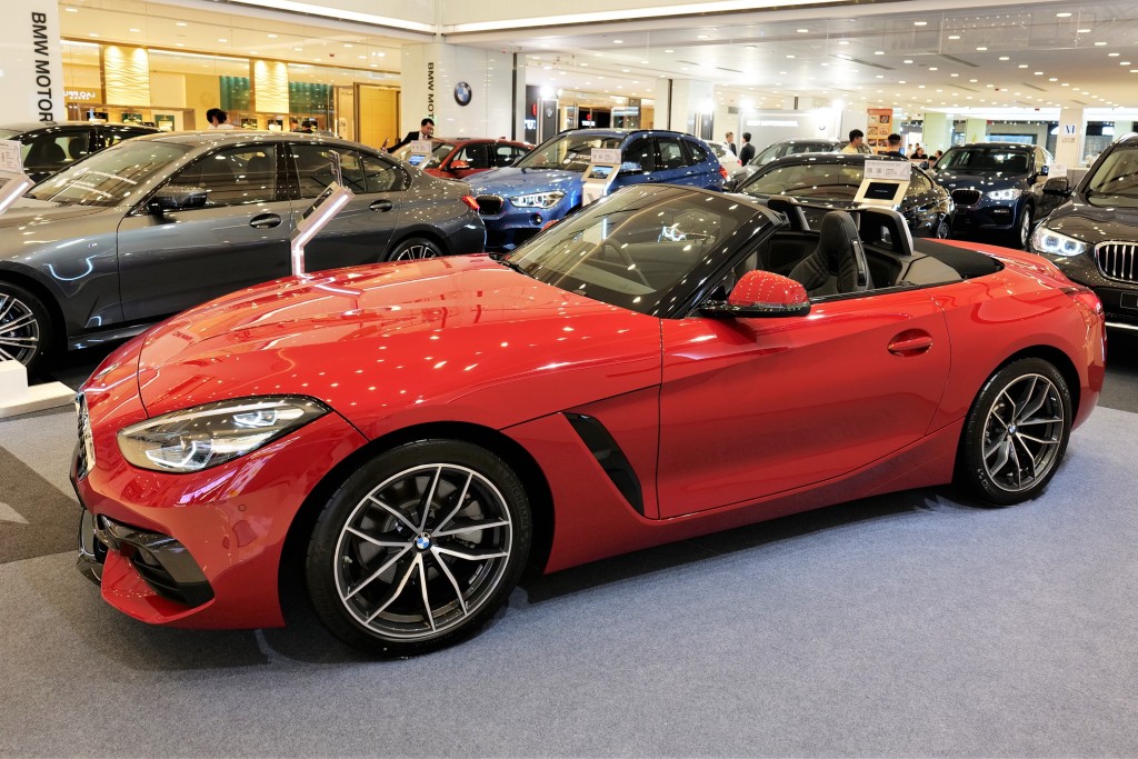 Z4 Roadster開篷跑車日租$2,700起。