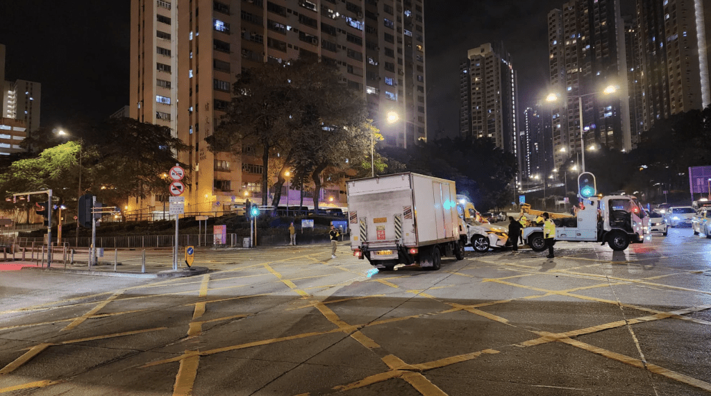 新清水灣道3車相撞，往西貢方向近彩雲村全線封閉。黎志偉攝