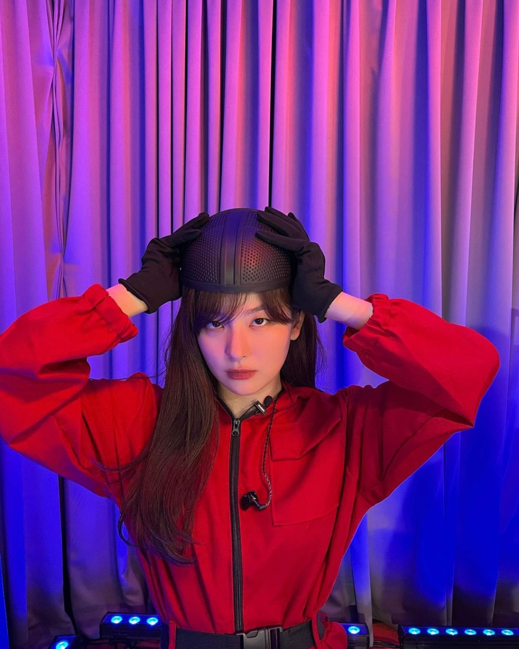 Seulgi穿上紅衣人裝束。