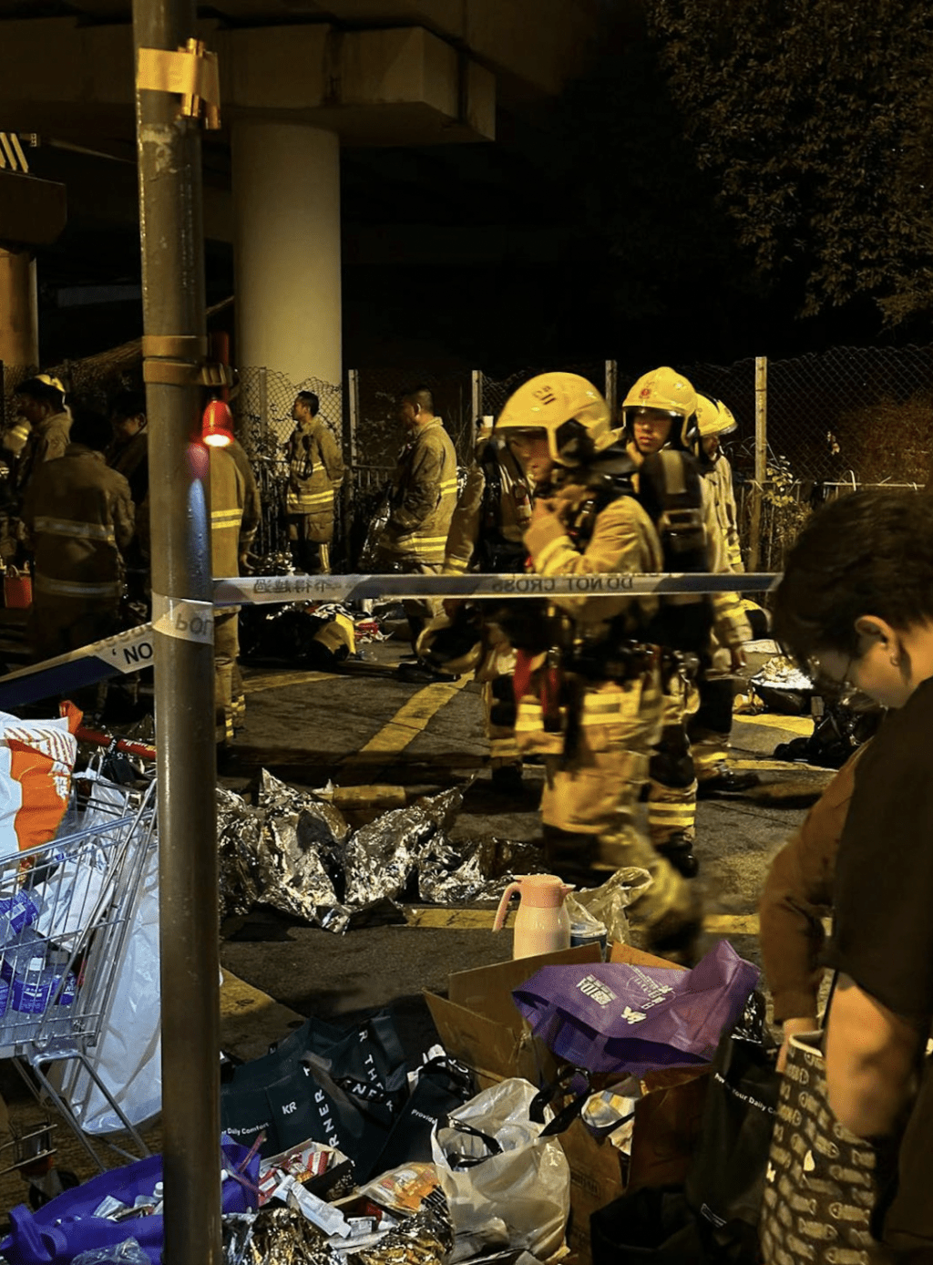 位於附近的大王爺廟對開的元洲仔里因人車較少，暫成消防員臨時休息點，不少街坊得悉情況後紛紛前往送上物資，向他們致意和支持。facebook專頁「彩虹串燒專門店」