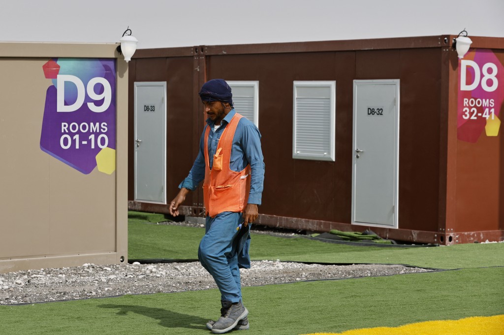 卡塔爾當局周三就率先開放設立於機場附近的「球迷村」，為最多一萬二千名球迷提供臨時住宿地方。REUTERS