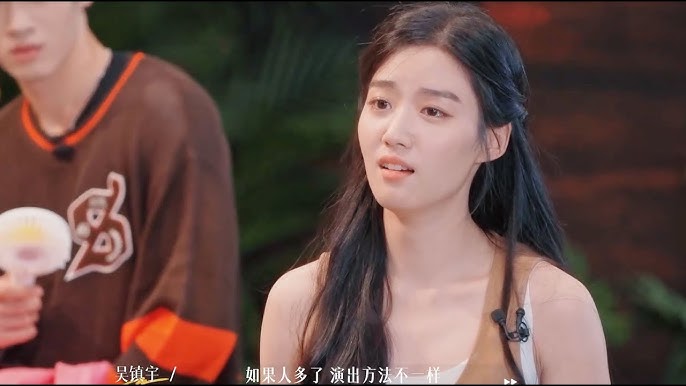 卢昱晓参加另一演戏节目时接受吴镇宇指导。