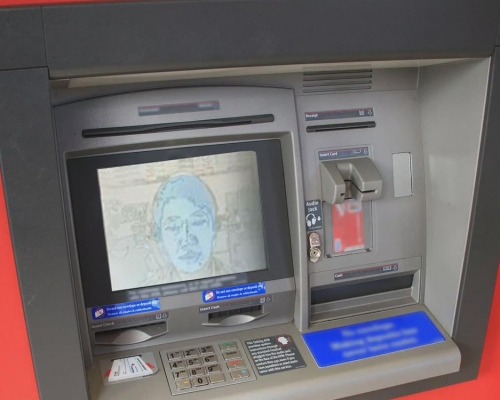 新加坡銀行提款機推出人臉辨識功能。（網圖）