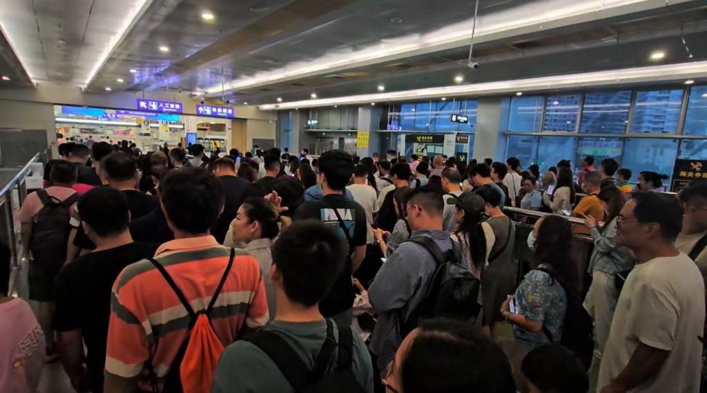很多港人習慣北上消費，一般旅客只要離境超過24小時，回港時就可免稅攜帶 19支香煙。(資料相片)