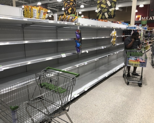 超市食品被搶購一空。AP