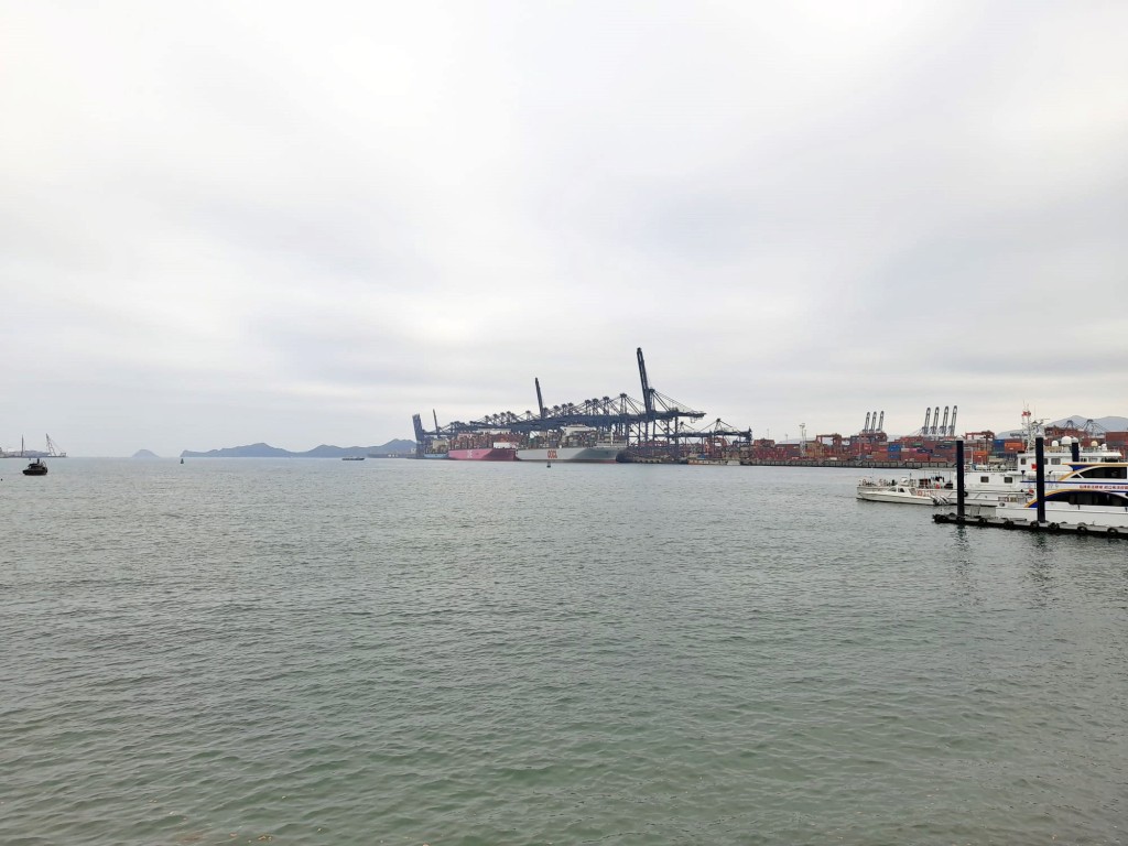 海濱棧道右邊遠望鹽田港貨櫃碼頭。
