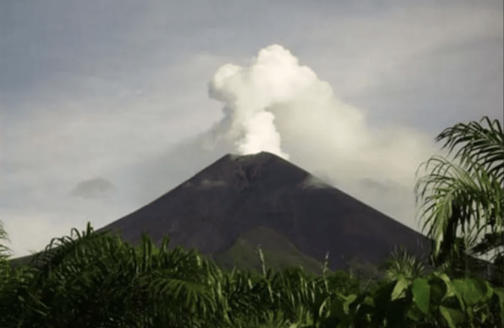 上烏拉文火山上次大規模噴發是在2019年6月，當時逼使附近民眾需疏散到安全地方。