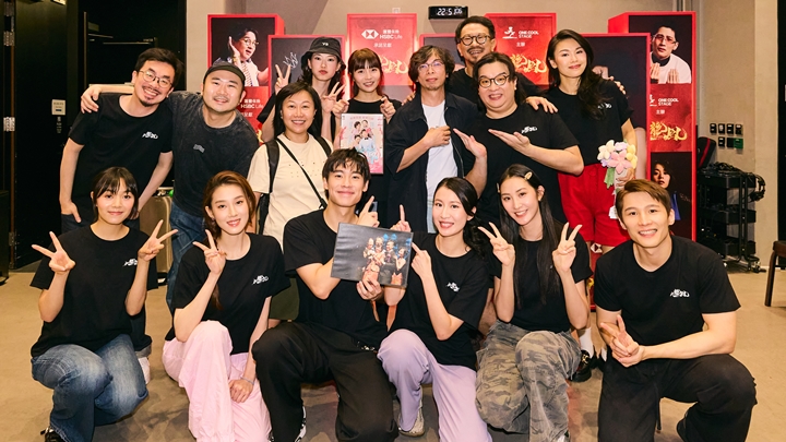 大龍鳳丨13年前原班人馬驚喜合體捧場 張繼聰大讚年輕演員穩定老懷安慰 何嘉莉工作中度生日獲四次慶祝。