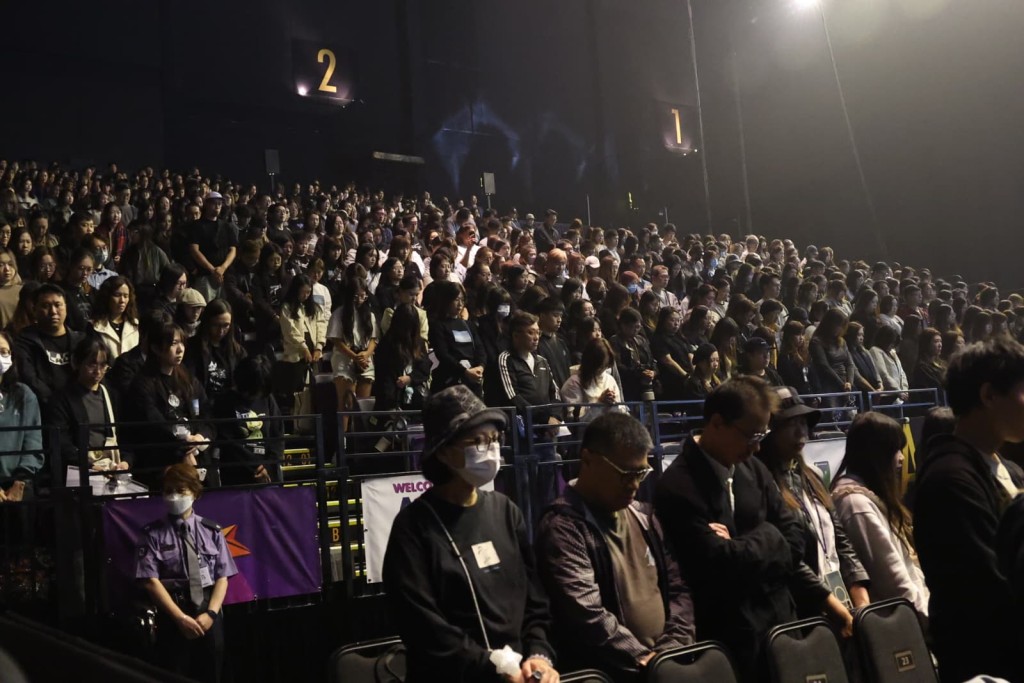 眾人起立向大埔災民默哀一分鐘。 眾人起立向大埔災民默哀一分鐘。