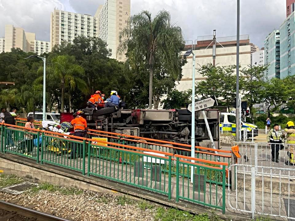 消防車捱撞翻側。網圖 消防車捱撞翻側。網圖