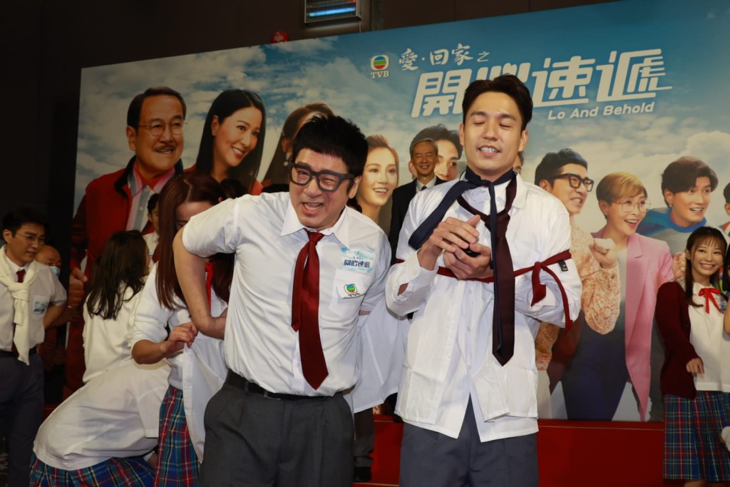 連豹哥都要着校服。