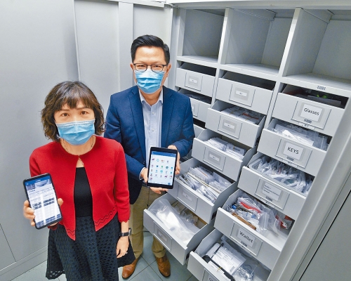 港铁乘客可透过MTR Mobile新功能，随时查询失物处理情况。伍明辉摄