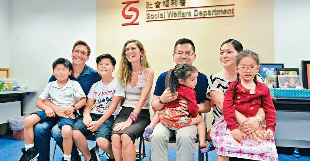 ■社會福利署與領養機構嚴格審查申請個案，務求為領養兒童配對合適的家庭。
